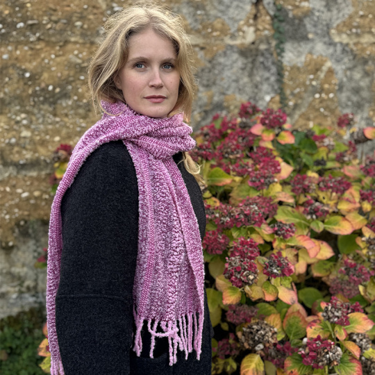 echarpe_alpaga_tissee_main_rose_1