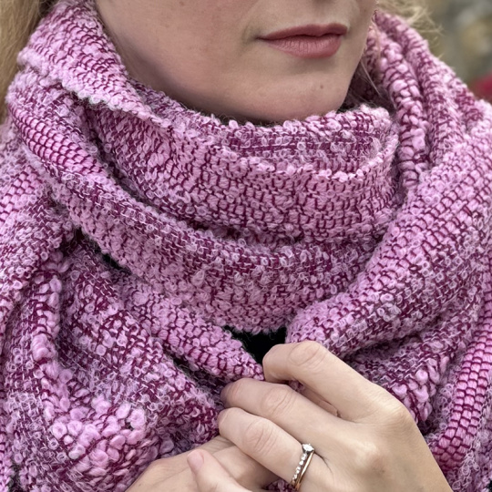 echarpe_alpaga_tissee_main_rose_3