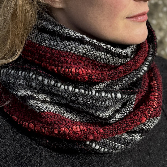 snood_alpaga_tisse_main_noir_rouge_2